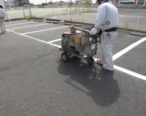 栃木県芳賀郡茂木町の駐車場の消えかけたラインの引き直し工事