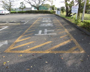 駐車場の文字の上書き工事の着工前【駐車禁止】